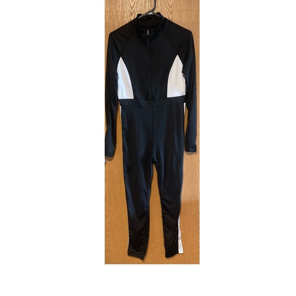 NWOT ONE PEICE JUMPSUIT BY EZ WEAR WITH BLACK AND WHITE CONTRAST AND ZIPPER! - Picture 6 of 8